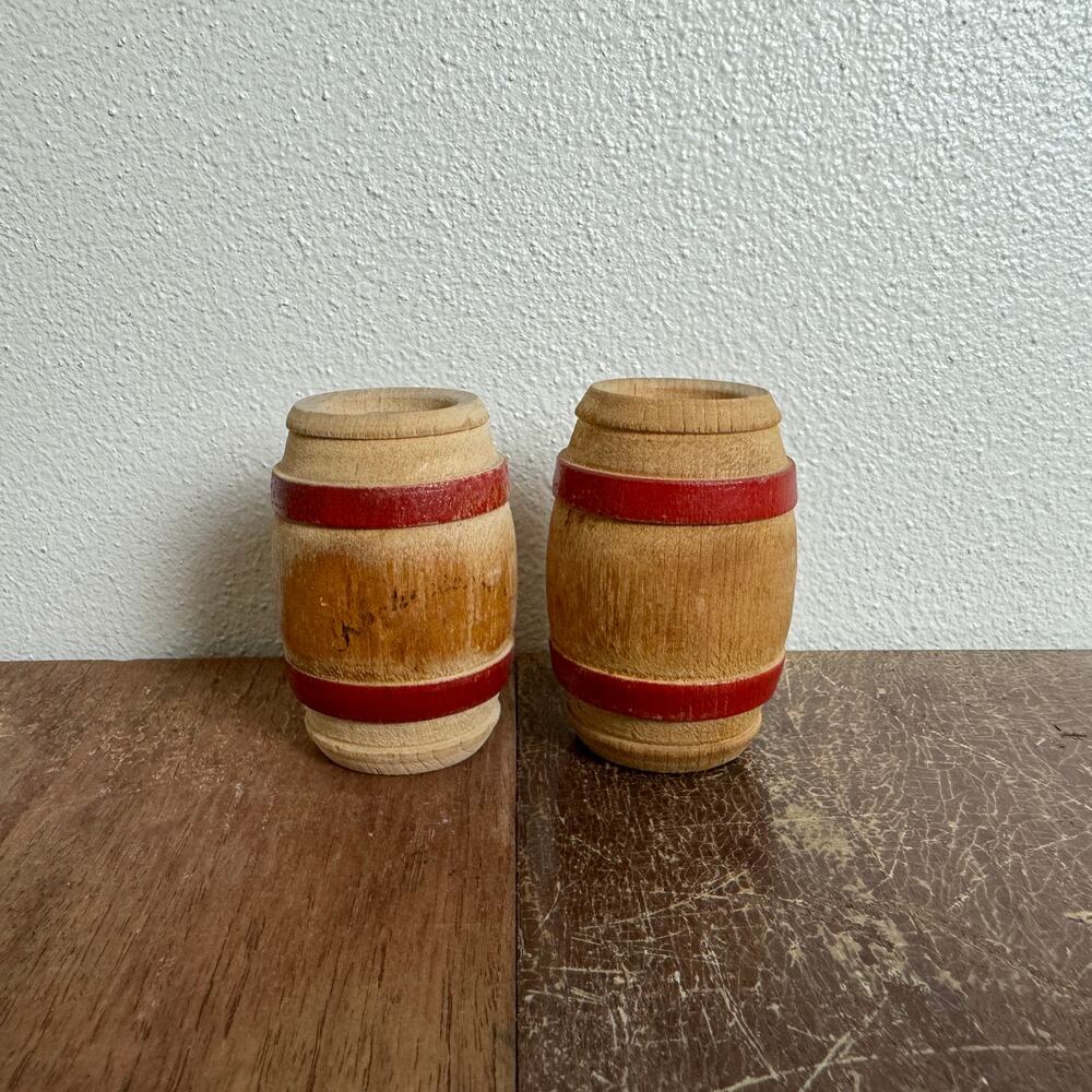 Vintage Wood Red Accent Barrel Salt‎ and pepper Shakers